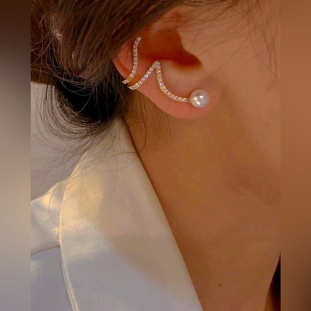 ✨ NWT  Wave Faux Pearl Rhinestone Ear Stud Bridal